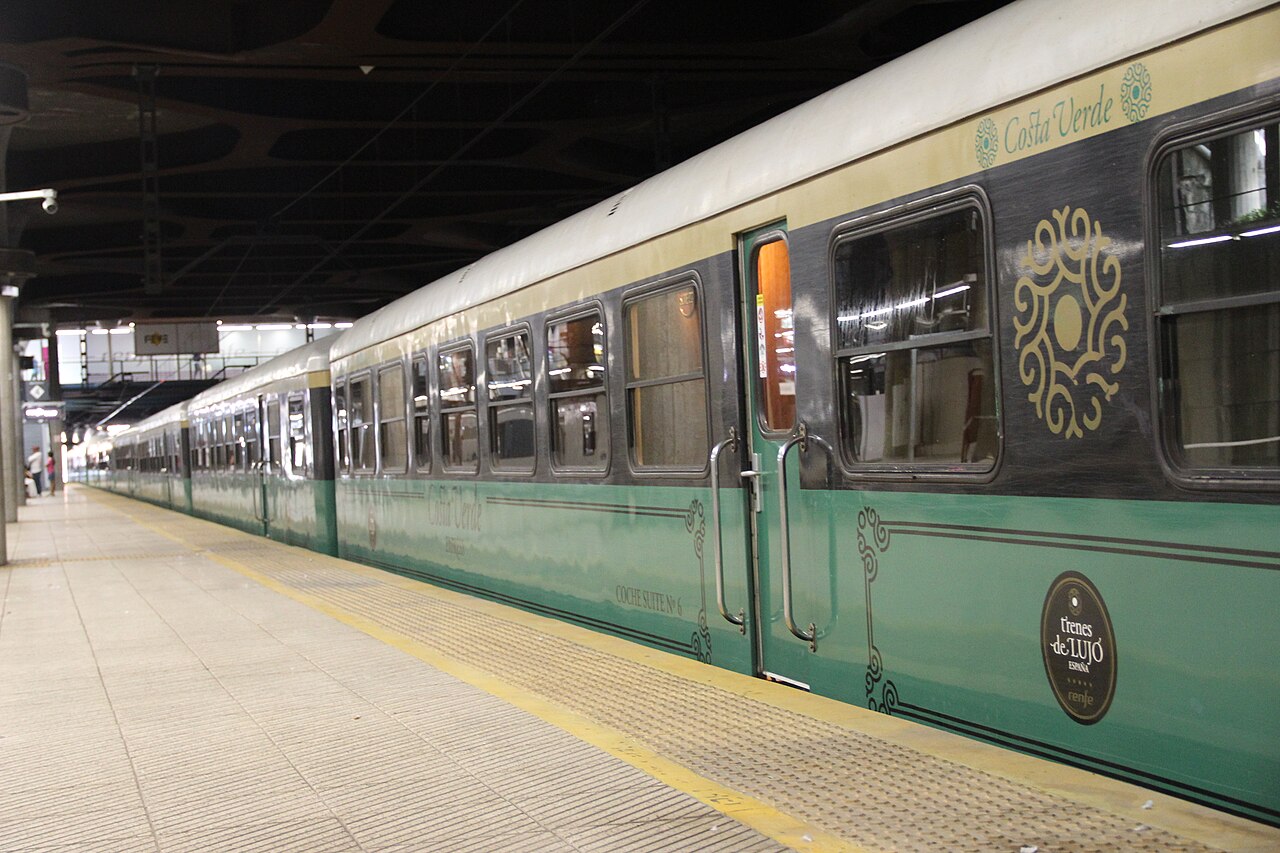 Green Costa Verde Express sleeping carriages at Oviedo station