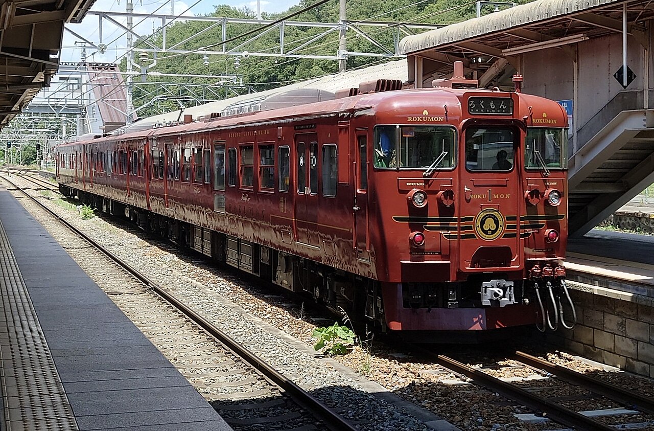 Red Shinano Railway Rokumon sightseeing train at Yashiro station
